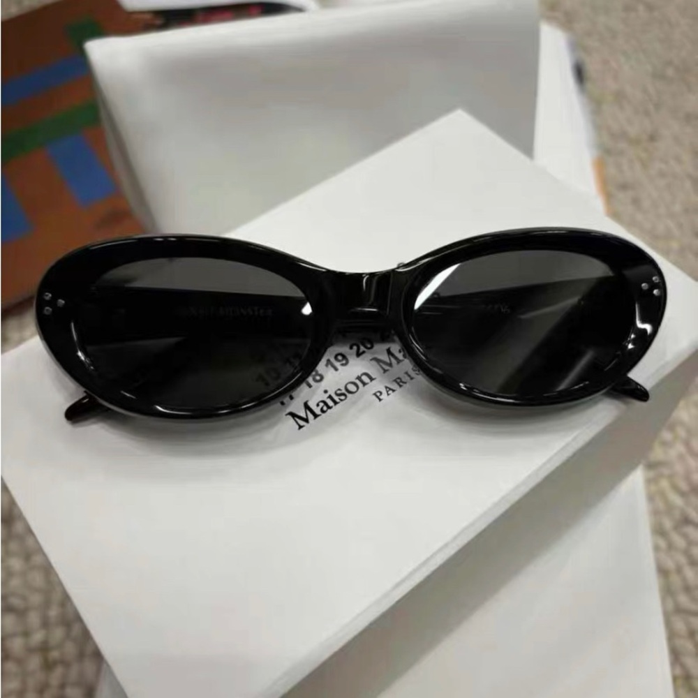 Elegant Black Oval Sunglasses